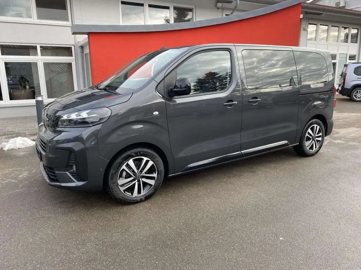 Neu Peugeot Traveller Allure 177 PS (130 kW) 2026 Titanium grau Van / Kleinbus