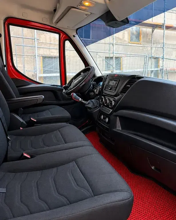 Gebraucht Iveco Daily 170 PS (125 kW) 2016 Rot Van / Kleinbus