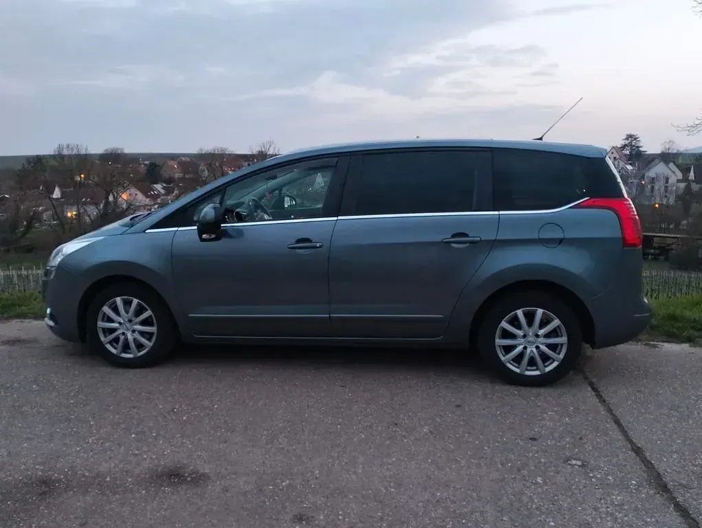 Gebraucht Peugeot 5008 Family 150 PS (110 kW) 2012 Grau Van / Kleinbus