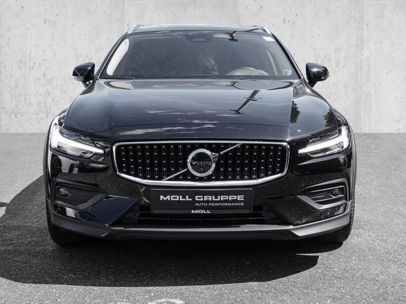 Gebraucht Volvo V60 CC Plus 197 PS (144 kW) 2023 Onyx black / metallic Kombi