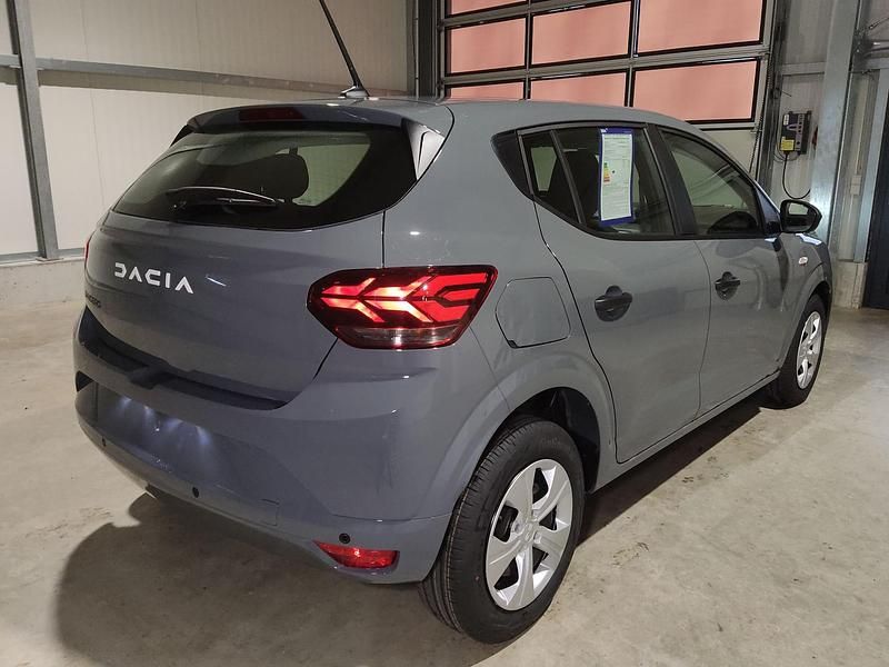 Neu Dacia Sandero Essentiel 91 PS (66 kW) 2025 Urbangrey Kleinwagen
