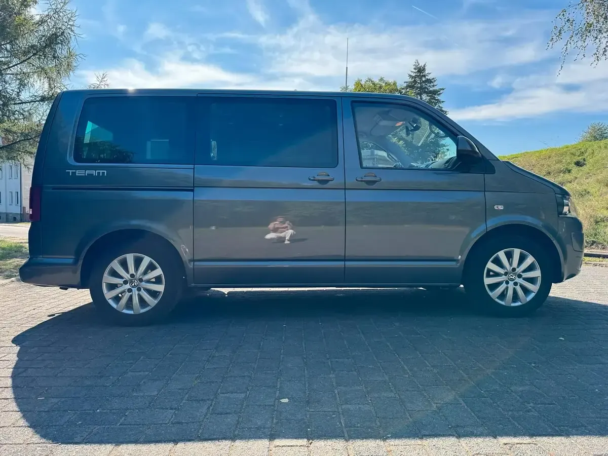 Gebraucht VW Multivan Team 140 PS (102 kW) 2010 Grau Van / Kleinbus
