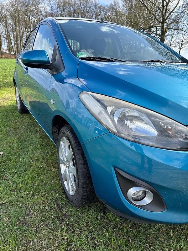 Gebraucht Mazda 2 75 PS (55 kW) 2011 Blau Kleinwagen