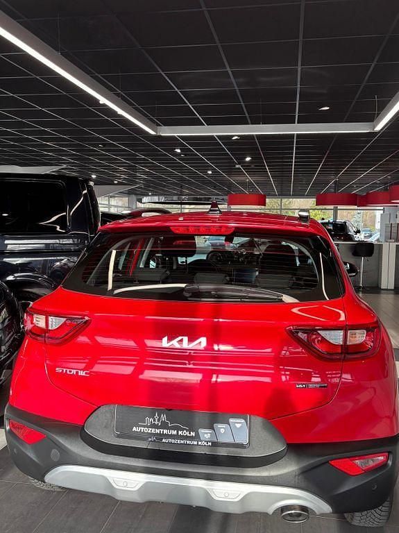 Gebraucht Kia Stonic Vision 84 PS (61 kW) 2023 Rot SUV