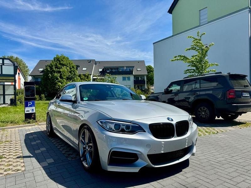 Silber Gebraucht 2016 BMW 225 M Sport Coupé | 20.800 € (Fairer Preis) - Bild 1/4