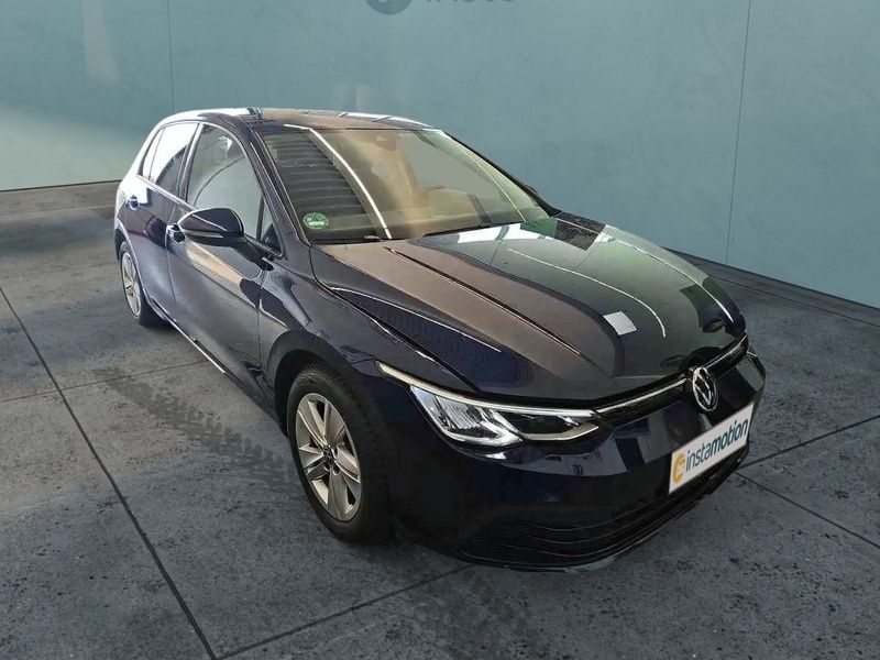 Blau Gebraucht 2020 VW Golf VIII Life Limousine | 21.325 € (Fairer Preis) - Bild 1/3