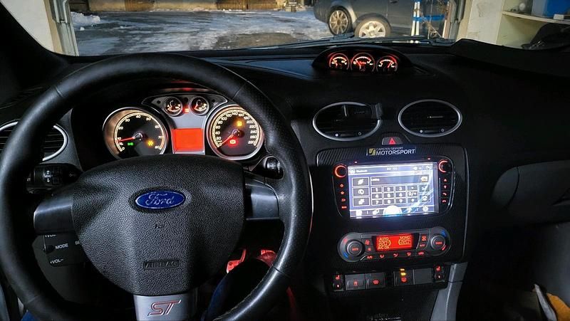 Gebraucht Ford Focus ST 226 PS (166 kW) 2010 Weiß Limousine