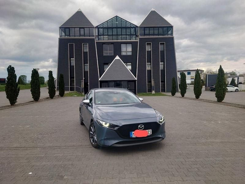 Grau Gebraucht 2023 Mazda 3 Limousine | 19.950 € (Superpreis) - Bild 1/4