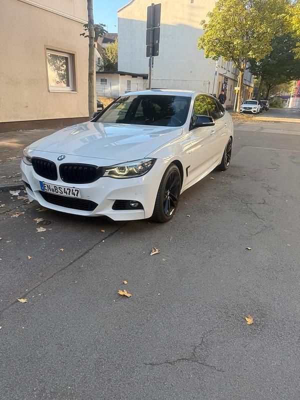 Weiß Gebraucht 2018 BMW 330 M Sport Limousine | 21.495 € (Guter Preis) - Bild 1/4