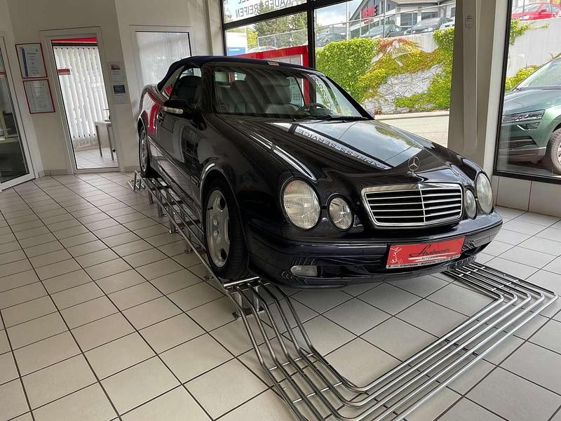 Blau Gebraucht 2001 Mercedes CLK200 Elegance Cabrio | 6.990 € (Etwas zu teuer) - Bild 1/4
