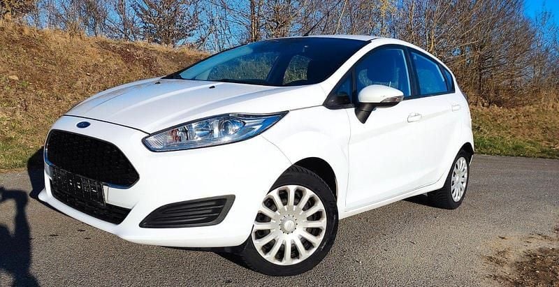Gebraucht Ford Fiesta Trend 80 PS (58 kW) 2015 Weiß Kleinwagen