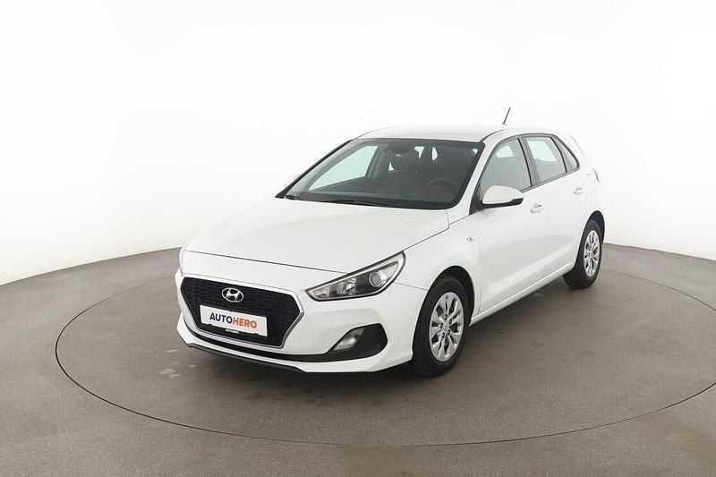 Weiß Gebraucht 2019 Hyundai i30 Pure Limousine | 11.080 € (Fairer Preis) - Bild 1/3