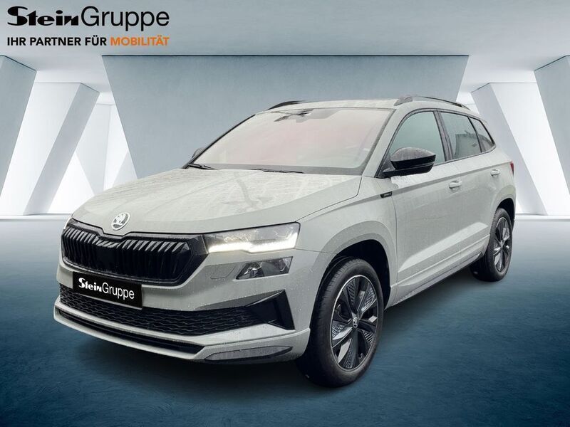 Grau Neu 2024 Skoda Karoq SportLine SUV | 41.389 € (Teuer) - Bild 1/4