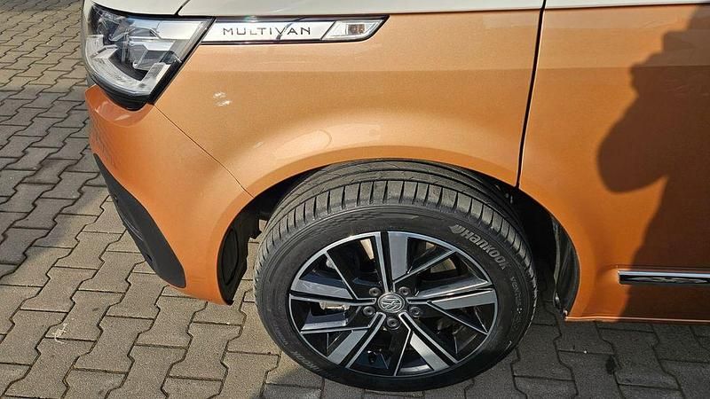 Gebraucht VW Multivan 204 PS (150 kW) 2022 Weiß/bronzemet. Van