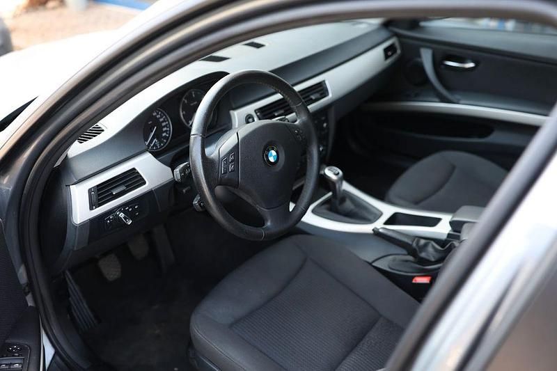 Gebraucht BMW 318 143 PS (105 kW) 2012 Grau Kombi