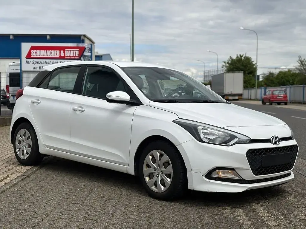 Gebraucht Hyundai i20 Basis 75 PS (55 kW) 2016 Weiß Limousine