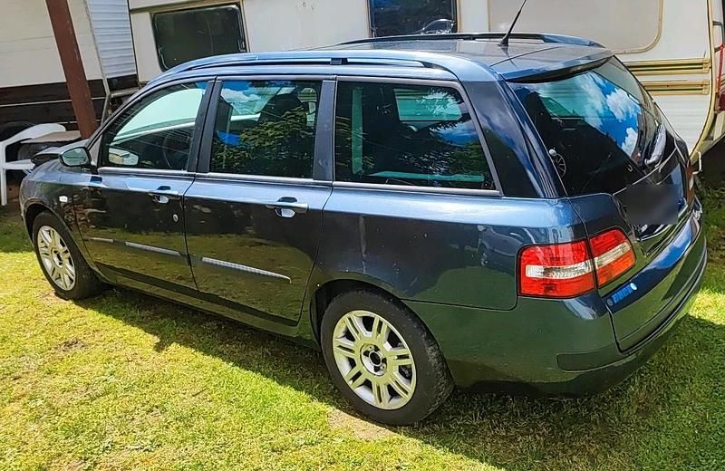 Blau Gebraucht 2003 Fiat Stilo Kombi | 1.845 € - Bild 1/4