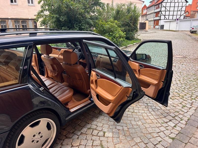 Blau Gebraucht 1998 Mercedes E240 Classic Kombi | 4.960 € (Etwas zu teuer) - Bild 1/4
