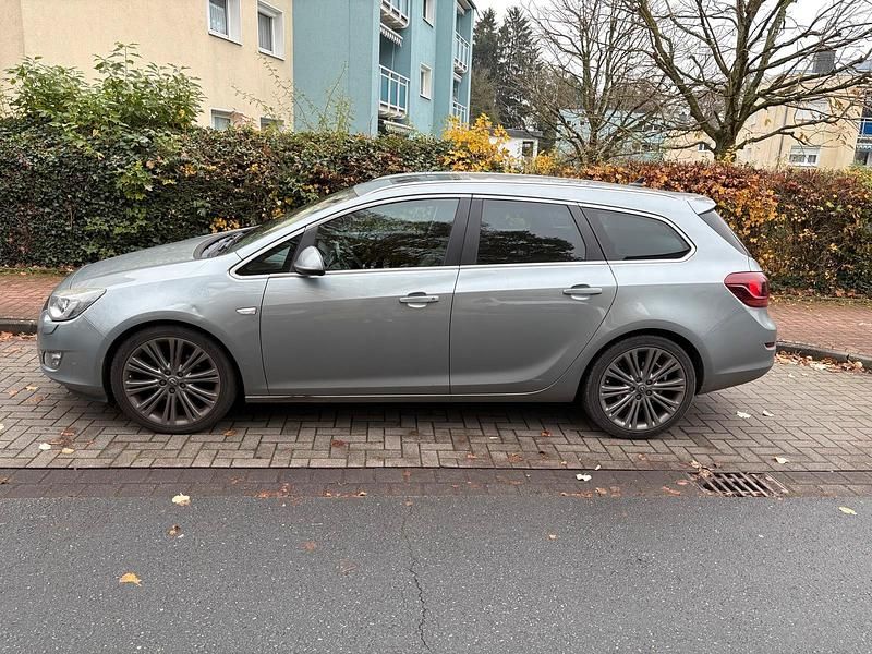 Grau Gebraucht 2012 Opel Astra Kombi | 5.500 € (Fairer Preis) - Bild 1/4