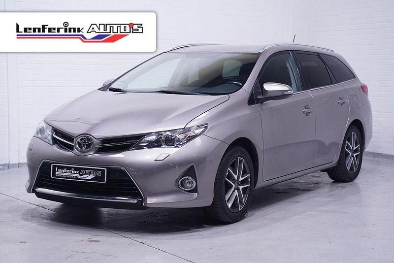 Grau Gebraucht 2015 Toyota Auris Edition Limousine | 14.400 € (Fairer Preis) - Bild 1/4
