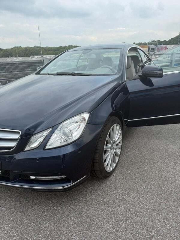 Blau Gebraucht 2012 Mercedes E200 Sport Coupé | 8.000 € (Superpreis) - Bild 1/4