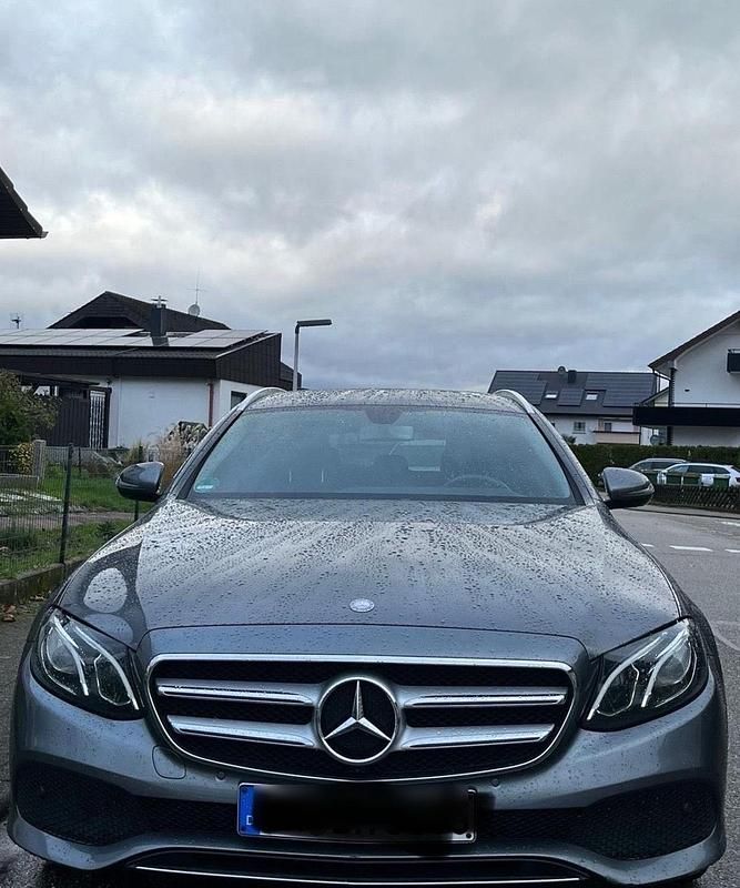 Grau Gebraucht 2016 Mercedes E220 Limousine | 17.800 € (Superpreis) - Bild 1/4