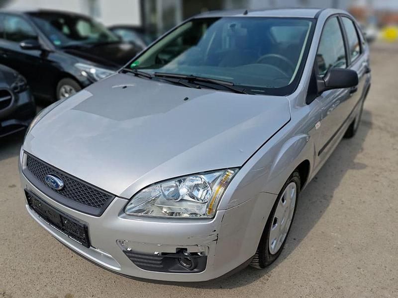 Usado Ford Focus Trend 101 CV (74 kW) 2005 Plateado Berlina