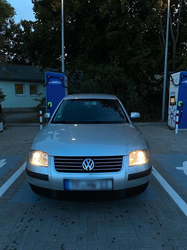 Silber Gebraucht 2003 VW Passat Limousine | 1.000 € (Guter Preis) - Bild 1/4