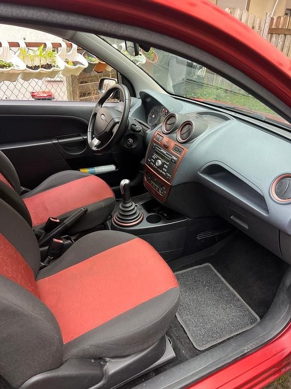 Rot Gebraucht 2009 Ford Fiesta Kombi | 1.100 € (Superpreis) - Bild 1/4