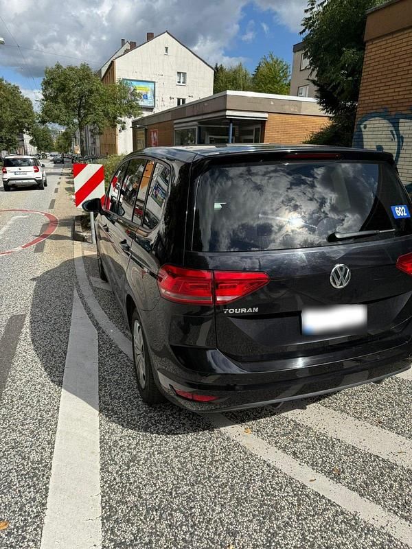 Gebraucht VW Touran S 150 PS (110 kW) 2021 Schwarz Van / Kleinbus