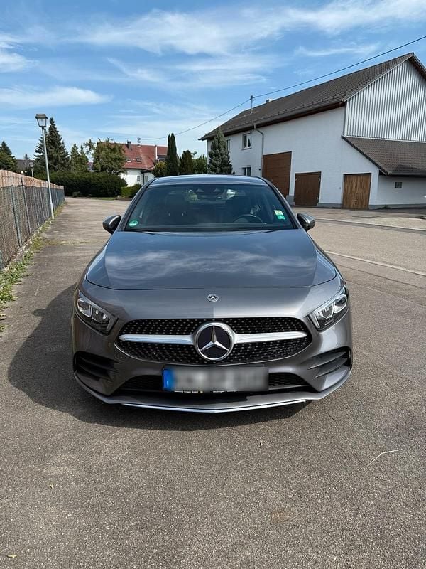 Grau Gebraucht 2020 Mercedes A200 AMG line Limousine | 25.150 € (Fairer Preis) - Bild 1/4