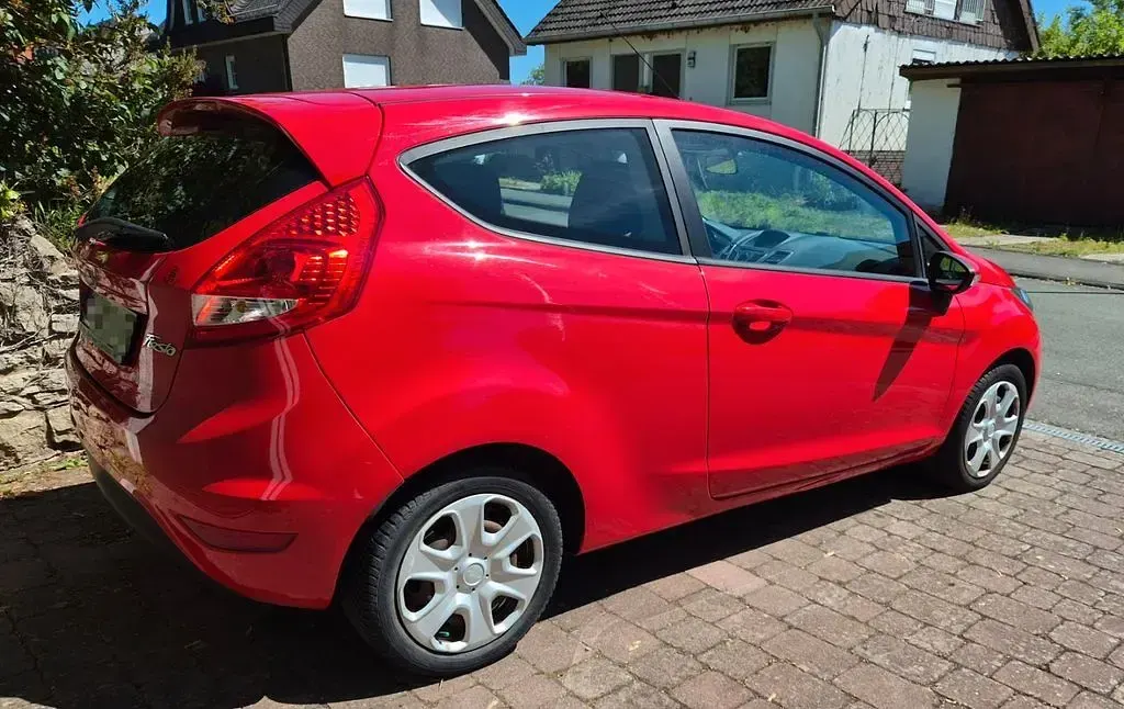 Gebraucht Ford Fiesta Ambiente 82 PS (60 kW) 2009 Rot Limousine