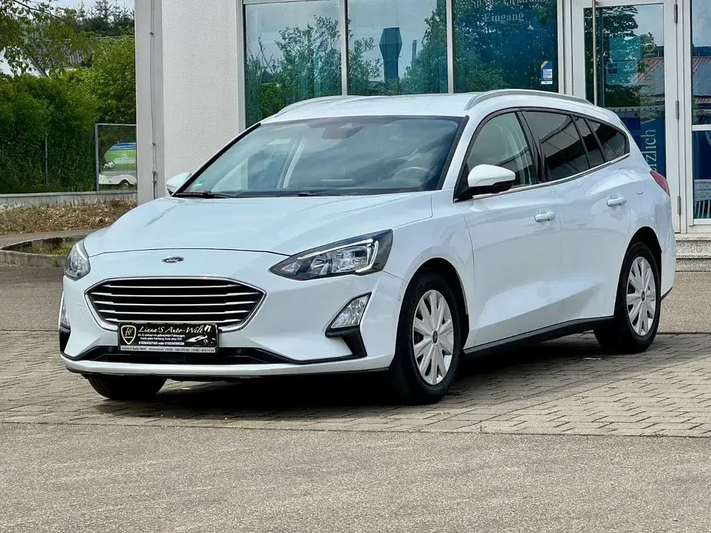 Używany Ford Focus Cool & Connect 120 KM (88 kW) 2020 Biały Sedan/Limuzyna