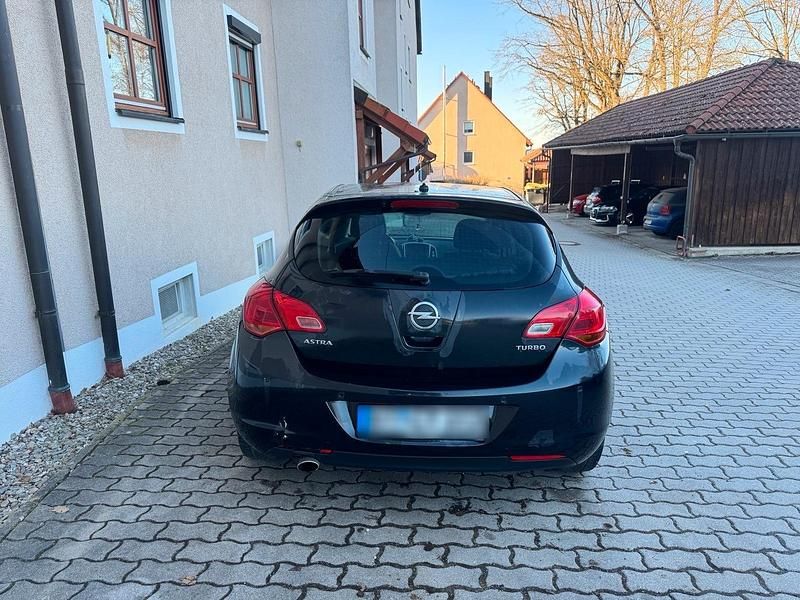 Gebraucht Opel Astra 140 PS (102 kW) 2012 Schwarz Kleinwagen