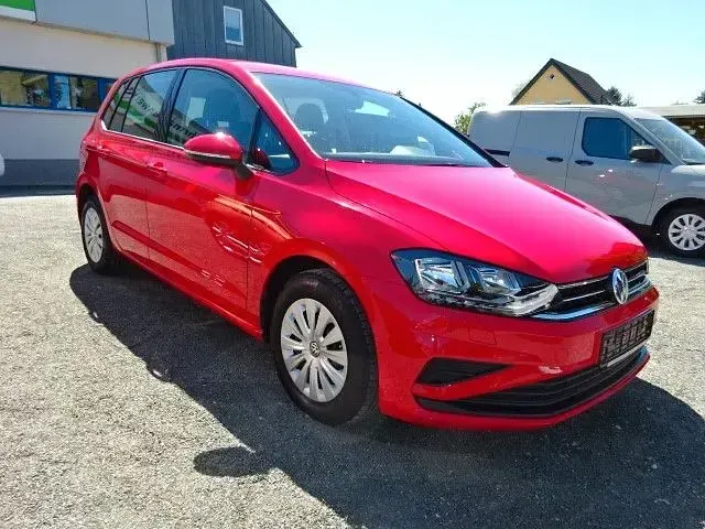 Gebraucht VW Golf Sportsvan Trendline 110 PS (80 kW) 2018 Tornadorot Van / Kleinbus