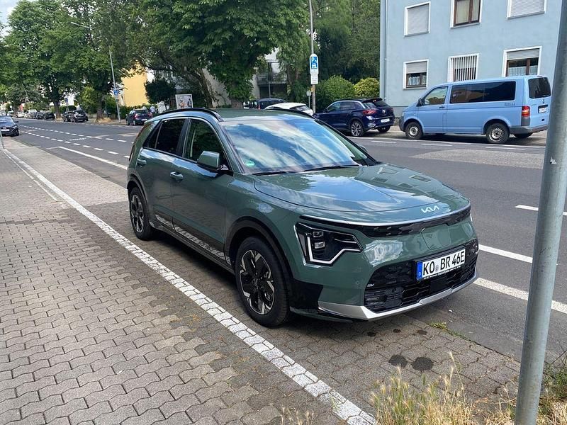 Grün Gebraucht 2023 Kia e-Niro Inspiration SUV | 22.999 € (Guter Preis) - Bild 1/4