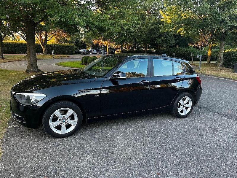 Schwarz Gebraucht 2015 BMW 116 Sport Line Kleinwagen | 8.700 € (Superpreis) - Bild 1/4