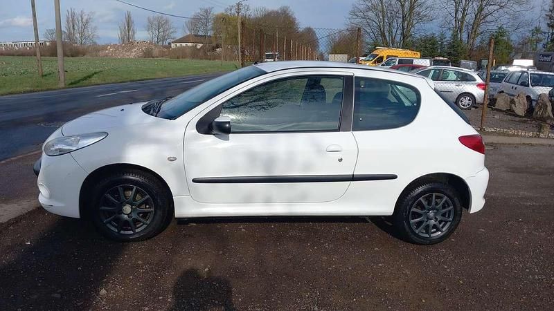 Gebraucht Peugeot 206 75 PS (55 kW) 2009 Weiß Limousine