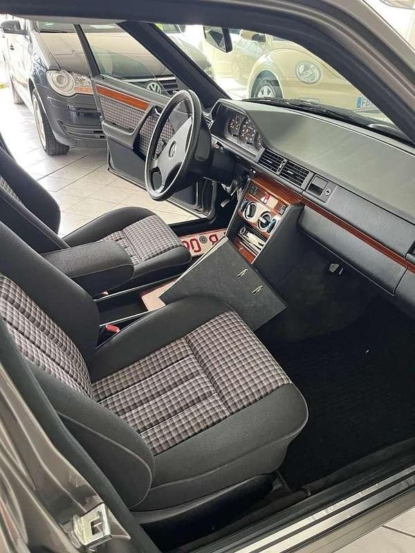 Gebraucht Mercedes E230 132 PS (97 kW) 1991 Grau Limousine