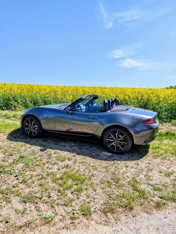 Grau Gebraucht 2024 Mazda MX5 Exclusive-Line Cabrio | 31.500 € (Fairer Preis) - Bild 1/4