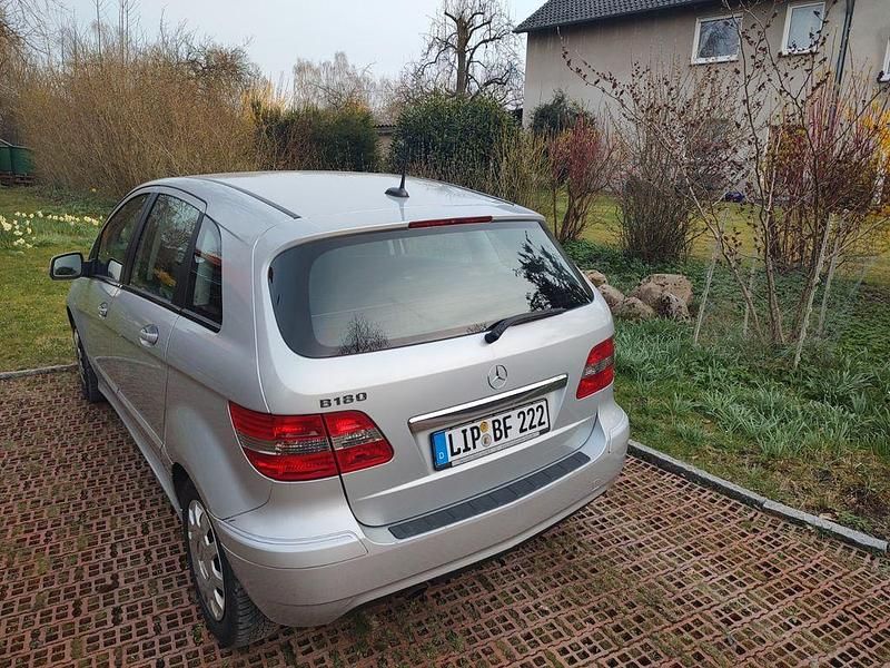 Gebraucht Mercedes B180 116 PS (85 kW) 2010 Silber Van / Kleinbus