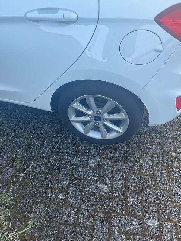 Weiß Gebraucht 2017 Ford Fiesta Cool & Connect Kleinwagen | 5.500 € (Superpreis) - Bild 1/4