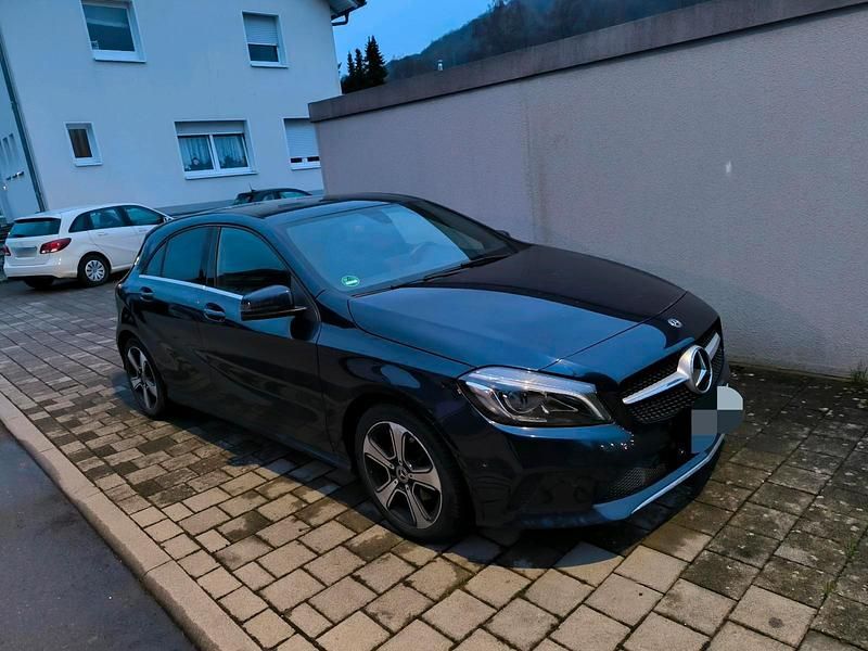 Gebraucht Mercedes A200 136 PS (100 kW) 2018 Blau Limousine