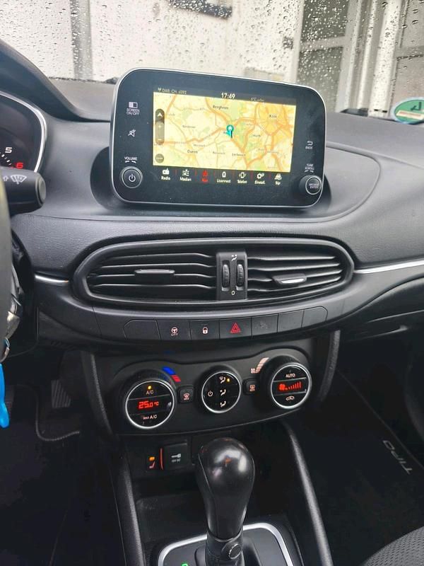 Gebraucht Fiat Tipo 110 PS (80 kW) 2017 Rot Kombi