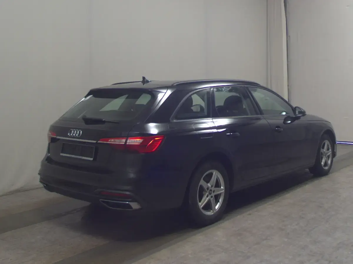 Gebraucht Audi A4 Basis 163 PS (119 kW) 2021 Schwarz Kombi