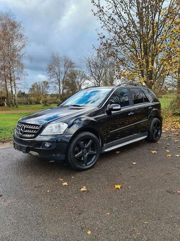Schwarz Gebraucht 2006 Mercedes ML500 SUV | 13.500 € (Etwas zu teuer) - Bild 1/4