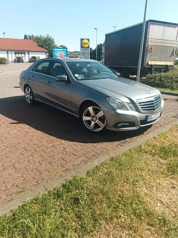 Gebraucht Mercedes E200 Elegance 136 PS (100 kW) 2010 Grau Limousine