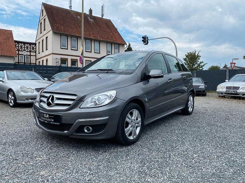 Grau Gebraucht 2011 Mercedes B180 Van / Kleinbus | 7.690 € (Fairer Preis) - Bild 1/4