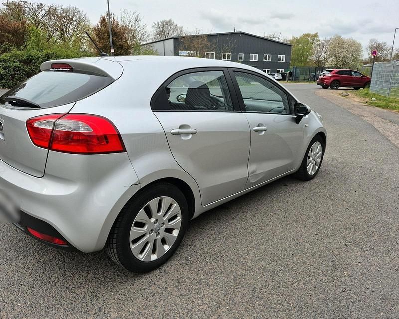 Second-hand Kia Rio 109 CP (80 kW) 2011 Gri Hatchback