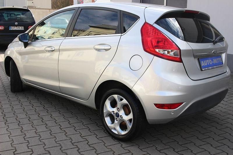 Gebraucht Ford Fiesta 82 PS (60 kW) 2011 Silber Kleinwagen